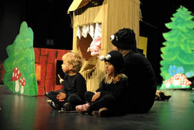 Pokaż zdjęcie: „Trzy małe świnki” Płomyki - Specjalny Ośrodek Rewalidacyjno-Wychowawczy dla Dzieci i Młodzieży z Autyzmem ( Malbork).