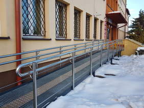 Pokaż zdjęcie: Nowy podjazd do Urzędu Gminy w Rytwianach