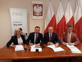 Pokaż zdjęcie: Starosta Jędrzejowski Paweł Faryna, dyrektor Oddziału Świętokrzyskiego PFRON Andrzej Michalski oraz Senatr RP Krzysztof Słoń 