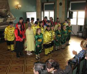 Pokaż zdjęcie: Zespół Inscenizacji Tanecznych UŚMIECH w spektaklu „Kufer rozmaitości” 