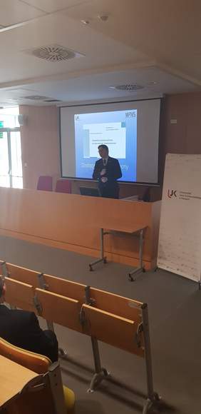 Pokaż zdjęcie: dr. Robert Frey przemawia