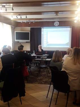 Pokaż zdjęcie: Pracownica PFRON prowadzi prelekcję