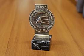 Pokaż zdjęcie: statuetka Świętokrzyskiego Burzyciela Barier