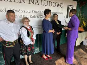 Pokaż zdjęcie: Pracownik PFRON Beata Krzywicka - Nowosad wręcza gratulacje WTZ w Werbkowicach.