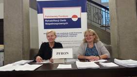 Pracownicy PFRON Oddział Śląski na stoisku informacyjnym ZUS w Chorzowie