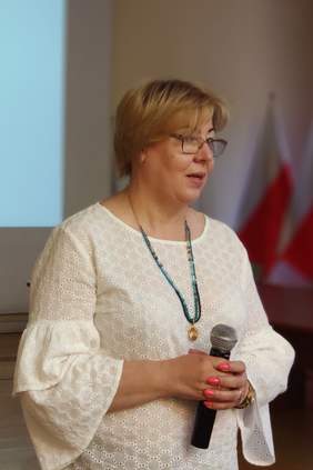 Pokaż zdjęcie: Dyrektor Marta Mordarska podczas otwarcia spotkania