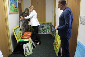 Pokaż zdjęcie: W tle prace konkursowe