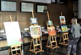 Pokaż zdjęcie: Wystawa prac XV edycji Konkursu Plastycznego „Sztuka Osób Niepełnosprawnych" na Wydziale Prawa i Administracji UAM w Poznaniu