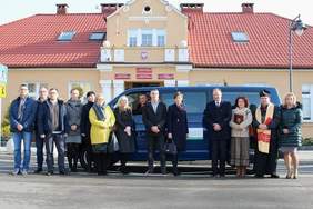 Pokaż zdjęcie: Uroczystość przekazania busa z dofinansowaniem PFRON dla Ośrodka Sportu i Rekreacji w Kazimierzu Biskupim