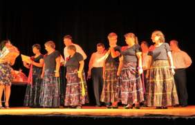 Pokaż zdjęcie: Na scenie Nałęczowskiego Ośrodka Kultury występują artyści z niepełnosprawnościami