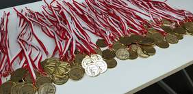 Pokaż zdjęcie: Pamiątkowe medale dla uczestników Turnieju