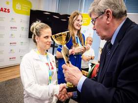 Pokaż zdjęcie: na zdjęciu  Dyrektor Oddziału wręcza puchar dla zawodniczki zawodów 