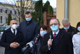 Pokaż zdjęcie: dyrektor Andrzej Michalski przemawia w Skarżysku-Kamiennej