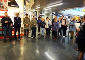 Zwiedzający wystawę podczas oczekiwania na przecięcie wstęgi