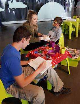 Pokaż zdjęcie: Muzeum Lotnictwa Polskiego w Krakowie Małopolski Dzień Rodzin Zastępczych pn. „Nakręć się na rodzinę!” 