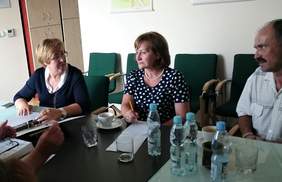 Pokaż zdjęcie: Dyrektor Marta Mordarska oraz prezes Maria Kulig podczas rozmów dotyczących powstającego ośrodka