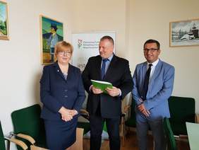 Pokaż zdjęcie: Marta Mordarska, Dyrektor Małopolskiego Oddziału PFRON, Marcin Kopeć - Dyrektor Oddziału ZUS w Krakowie oraz Sebastian Stefański - Zastępca Dyrektora Oddziału ZUS podczas przekazywania umowy w ramach Programu "Stabilne Zatrudnienie"