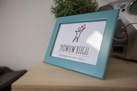 Pokaż zdjęcie: Tabliczka z logo Centrum Rehabilitacji