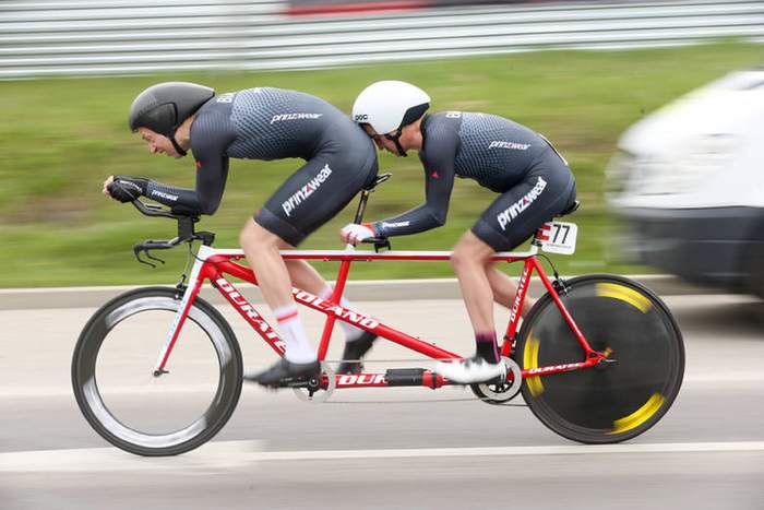 Pokaż zdjęcie: Dwaj mężczyźni jadący na rowerze w tandemie,fot.Kurier Lubelski