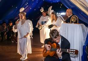 Pokaż zdjęcie: Spotkanie wigilijne - widowisko jasełkowe zespołu Akcent