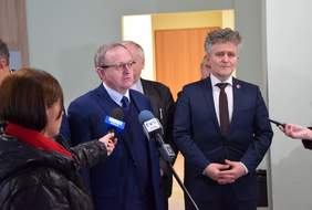 Pokaż zdjęcie: Dyrektor Oddziału Świętokrzyskiego PFRON Andrzej Michalski oraz senator Krzysztof Słoń