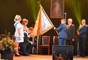 Pokaż zdjęcie: Poświęcenie i przekazanie nowego sztandaru placówki (fot. Powiat Limanowski)