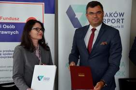Pokaż zdjęcie: Dorota Habich - p.o. Prezesa Zarządu PFRON, Radosław  Włoszek – Prezes Zarządu Spółki Międzynarodowy Port Lotniczy