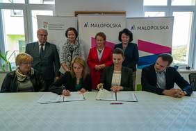 Pokaż zdjęcie: Zawarcie umowy pomiędzy Województwem Małopolskim, a Fundacją „Ilios” Słońce Szczęścia z Gładyszowa