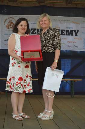 Pokaż zdjęcie: Alicja Rostocka, przedstawiciel Małopolskiego Oddziału PFRON wręcza grawerton na ręce Kierownika WTZ w Czernichowie prowadzonego przez Fundację im.Brata Alberta