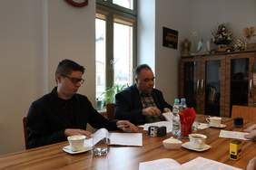 Pokaż zdjęcie: Marcin Lorek (z prawej) - Prezes Zarządu Spółdzielni  Inwalidów im. Hieronima Derdowskiego, Artur Sprengel Zastępca Prezesa Zarządu 