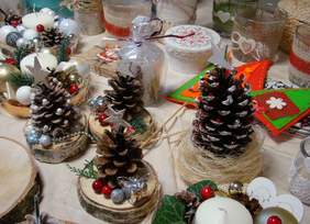 Pokaż zdjęcie: Kiermasz bożonarodzeniowy uczestników Warsztatów Terapii Zajęciowej z Rydzyny