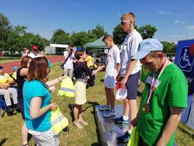 Pokaż zdjęcie: Zwycięzcy XVII Powiatowych Igrzysk Dzieci i Młodzieży Niepełnosprawnej w Szamotułach nagradzani przez Annę Skupień, dyrektor Oddziału Wielkopolskiego PFRON