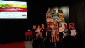 Pokaż zdjęcie: Występ uczniów wokalistyki jazzowej i rozrywkowej z Poznańskiej Ogólnokształcącej Szkoły Muzycznej podczas gali XVI edycji Konkursu Plastycznego „Sztuka Osób Niepełnosprawnych" 