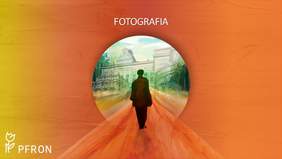 Pokaż zdjęcie: Na pomarańczowo-żółtym pastelowym tle widnieje napis: „Fotografia”. Po środku umieszczona została grafika prezentująca mężczyznę idącego w kierunku pałacu. W lewym, dolnym rogu możemy dostrzec logo PFRON.