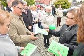 Pokaż zdjęcie: wręczanie Konwencji Praw Osób Niepełnosprawnych