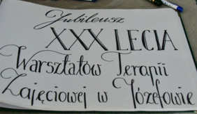 Pokaż zdjęcie: Księga pamiątkowa z informacją na pierwszej stronie o Jubileuszu 30-lecia.