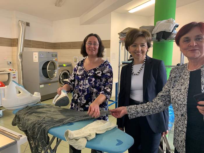 Prezes Marlena Maląg z pracownikami w pralni