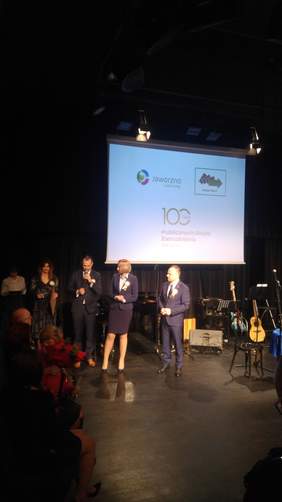 Pokaż zdjęcie: Podziękowania, od lewej strony Wicemarszałek Województwa Dariusz Starzyński, z-ca Prezydenta Mista Jaworzna Monika Bryl, dyrektor PUP Jaworzno Łukasz Curyło