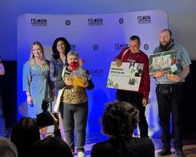 Pokaż zdjęcie: Na scenie laureaci odbierają nagrody i pozują do zdjęć.