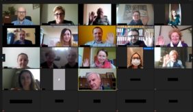 Pokaż zdjęcie: Uczestnicy spotkania. Na zdjęciach widać uśmiechnięte twarze uczestników spotkania w formule on-line