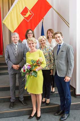 Pokaż zdjęcie: Prezes Funacji Kolorowy Świat Izabela Jachim- Kubiak wraz z delegacją zespołu oraz Dyrektorem Oddziału Łódzkiego PFRON Władysław Skwarka