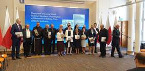 Pokaż zdjęcie: Ceremonia wręczenia odznaki okolicznościowej - Medalu 100-lecia Odzyskania Niepodległości