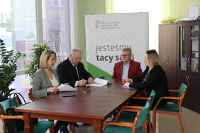 Pokaż zdjęcie: Agnieszka Huk Skarbnik Gminy Kodeń, Jerzy Troć Wójt Gminy Kodeń, Jerzy Dębski Dyrektor Oddziału Lubelskiego PFRON, Iwona Osmałek Specjalista ds współpracy z administracją publiczną