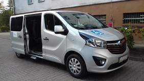 Pokaż zdjęcie: Srebrny van służący do przewozu osób niepełnosprawnych