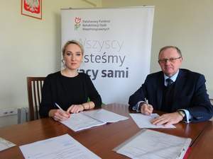 Dyrektor Oddziału Świętokrzyskiego PFRON Andrzej Michalski i Prezes Zarządu KTA Paulina Papka