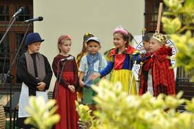 Pokaż zdjęcie: Występ artystyczny dzieci