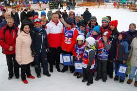 Pokaż zdjęcie: Pamiątkowe zdjęcie zawodników z Prezydentem Andrzejem Dudą