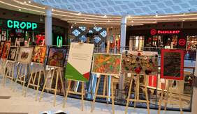 Pokaż zdjęcie: Wystawa „Gdy w sercu kwitnie muzyka” w Centrum Handlowym Avenida w Poznaniu, przy Dworcu Głównym PKP