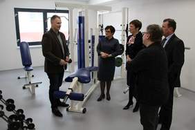 Pokaż zdjęcie: Oprowadzanie po nowoczesnych pomieszczeniach Specjalnego Ośrodka Szkolno-Wychowawczego w Jastrowiu