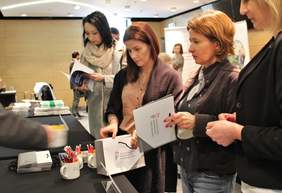 Pokaż zdjęcie: Przy punkcie konsultacyjnym Oddziału Lubelskiego PFRON zatrzymują się zainteresowane osoby 